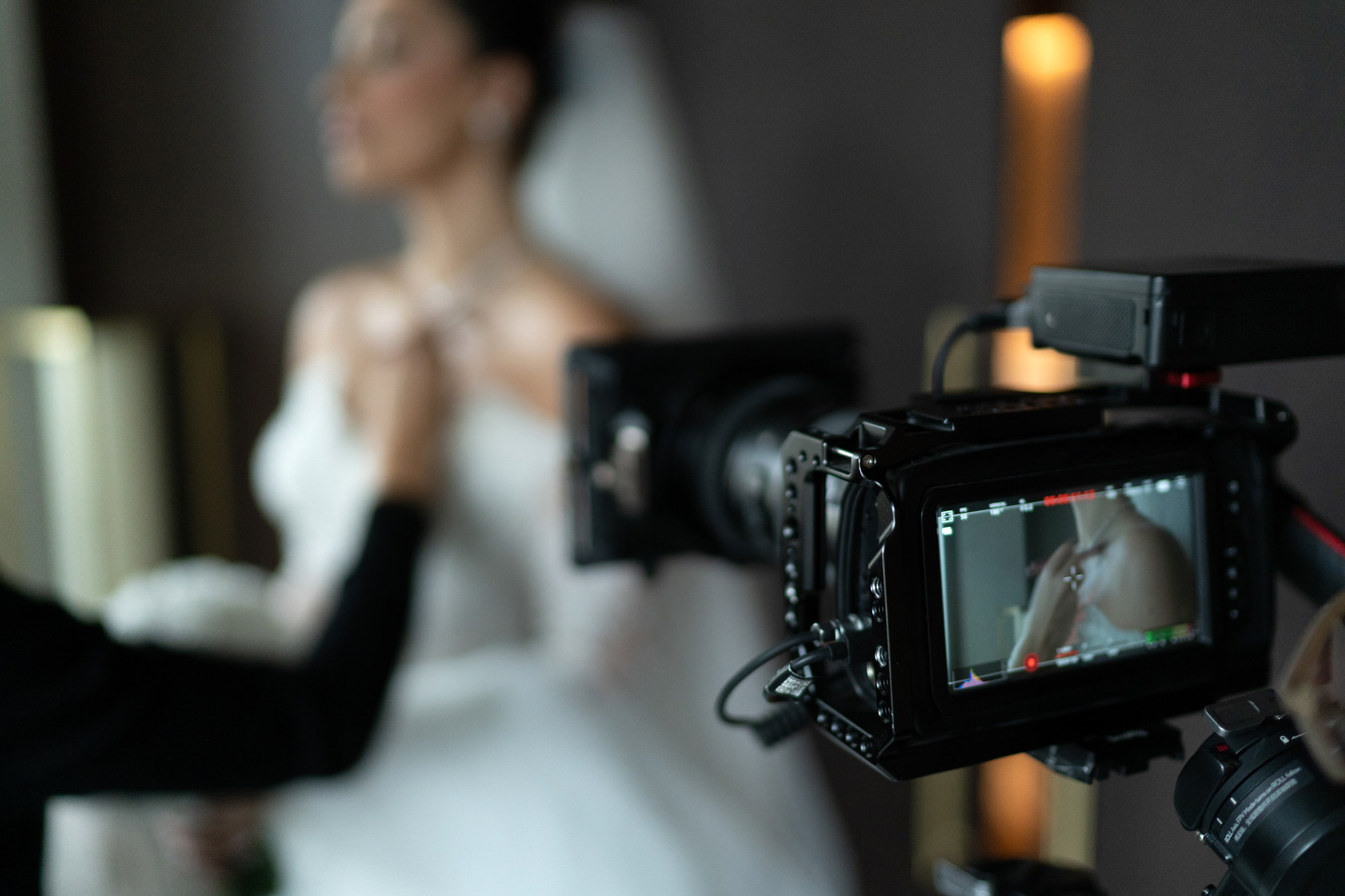Pareja viendo su vídeo de boda