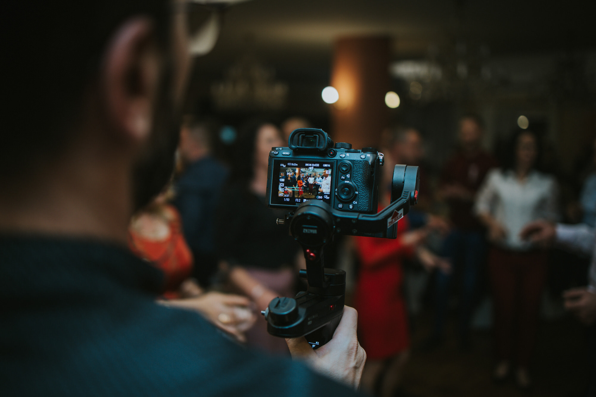 Videógrafo profesional filmando una boda